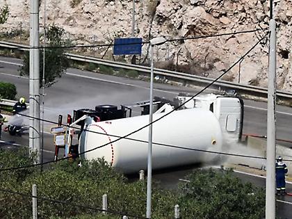 Στις φλόγες βυτιοφόρο στην ΕΟ Θεσσαλονίκης-Σερρών – Κλειστός ο δρόμος