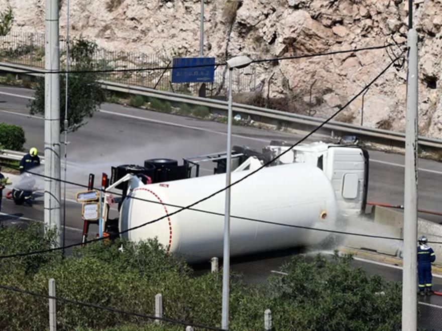 Στις φλόγες βυτιοφόρο στην ΕΟ Θεσσαλονίκης-Σερρών – Κλειστός ο δρόμος