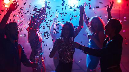 Πρωτοχρονιά 2026: Πού μπορείς να παρτάρεις μέχρι το πρωί στην Αθήνα