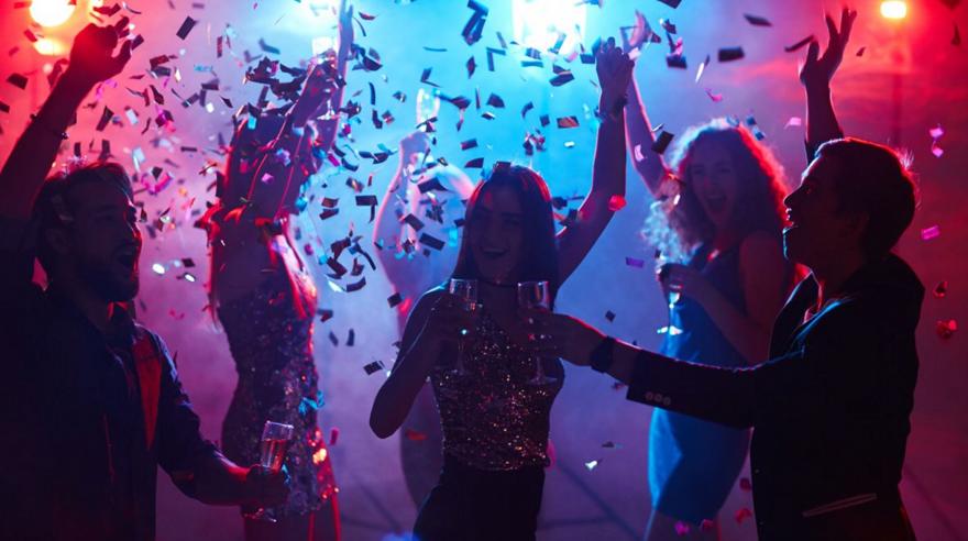 Πρωτοχρονιά 2026: Πού μπορείς να παρτάρεις μέχρι το πρωί στην Αθήνα
