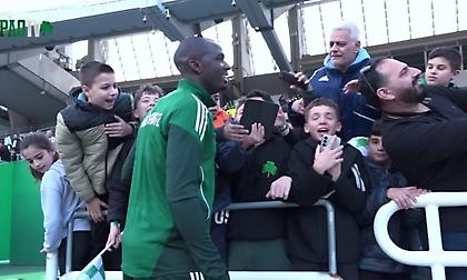 Πόλος έλξης για τους μικρούς φίλους του Παναθηναϊκού ο Τεττέη - Χαμός για μία φωτογραφία!