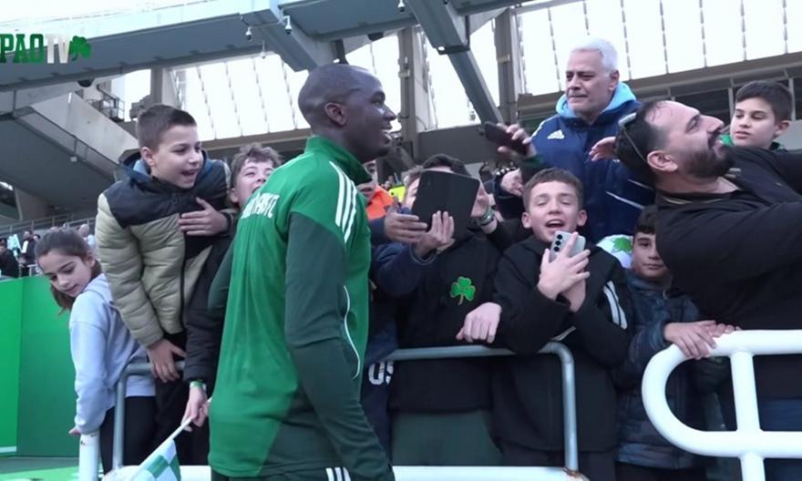 Πόλος έλξης για τους μικρούς φίλους του Παναθηναϊκού ο Τεττέη - Χαμός για μία φωτογραφία!