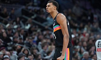 Αποχώρησε τραυματίας ο Γουεμπανιαμά από το ματς των Σπερς