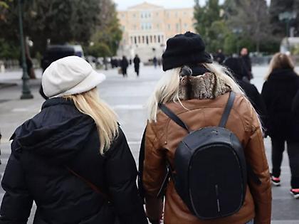 Πρωτοχρονιά με τσουχτερό κρύο και ασθενείς χιονοπτώσεις στα βόρεια