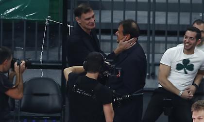 Ο θερμός εναγκαλισμός Αταμάν με Μπαρτζώκα πριν το τζάμπολ στο ντέρμπι «αιωνίων»