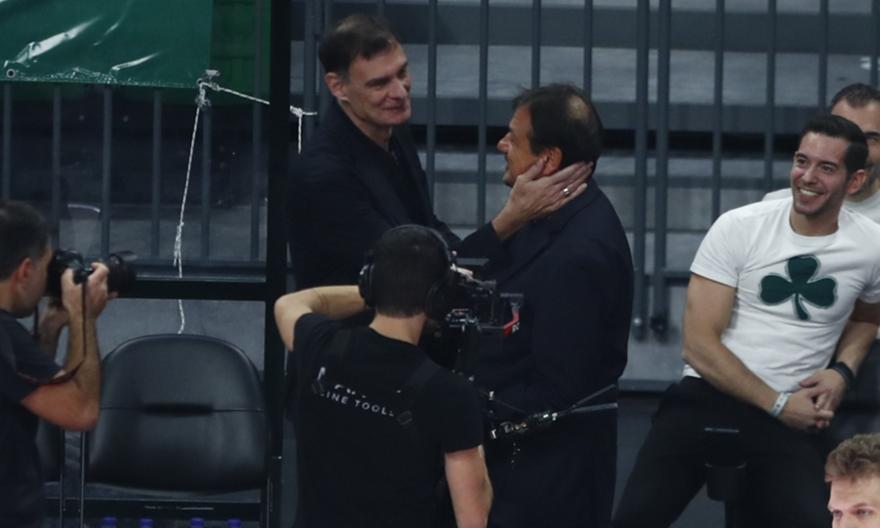 Ο θερμός εναγκαλισμός Αταμάν με Μπαρτζώκα πριν το τζάμπολ στο ντέρμπι «αιωνίων»