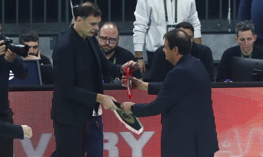 Παναθηναϊκός-Ολυμπιακός: Η θερμή χειραψία Αταμάν-Μπαρτζώκα πριν το τζάμπολ