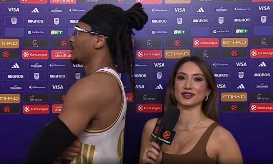 Έκανε δηλώσεις με γυρισμένη την πλάτη του στη δημοσιογράφο ο Μονέκε: «Τέλος τα λόγια, τώρα ήρθε η ώρα να παίξουμε»