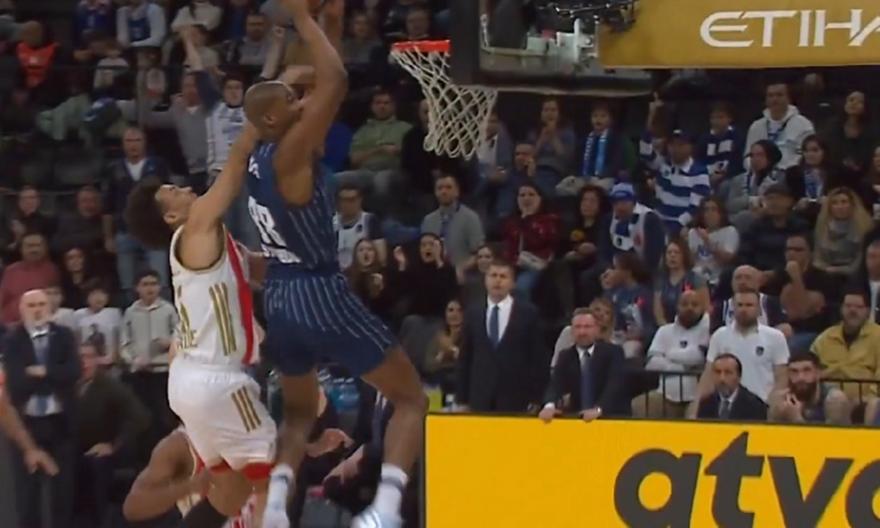 Το απίθανο alley-oop κάρφωμα του Τζόουνς κόντρα στον Ερυρθό Αστέρα!