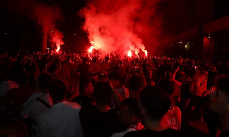 Αποθεωτική υποδοχή του Ολυμπιακού στο ΣΕΦ!