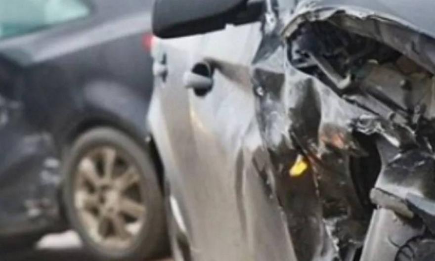 Τρελή πορεία αυτοκινήτου στην Κηφισιά - Οδηγός που «τερμάτισε» το αλκοτέστ χτύπησε δέντρο και 7 οχήματα