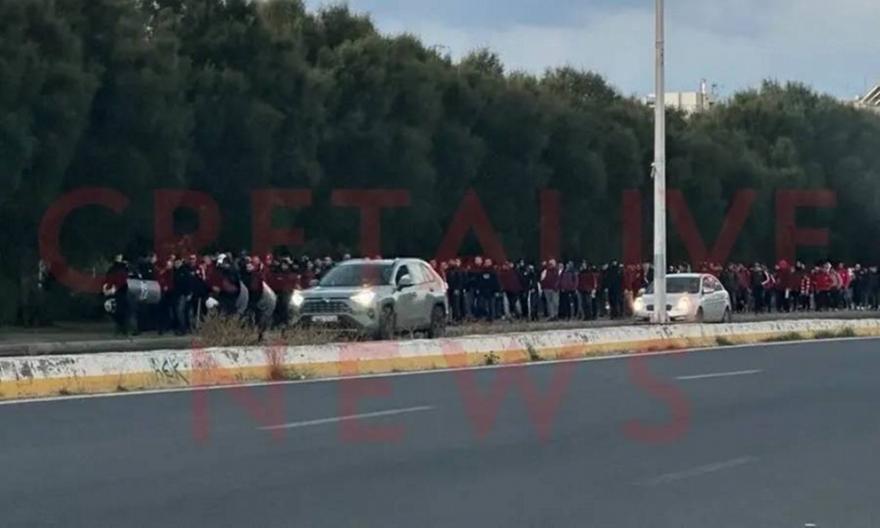 Έφτασαν στο Ηράκλειο οι φίλαθλοι του Ολυμπιακού ενόψει του τελικού με τον ΟΦΗ