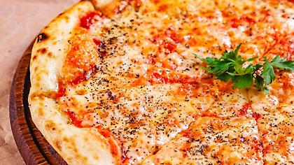 Πίτσα μαργαρίτα με σάλτσα ντομάτας και ρίγανη