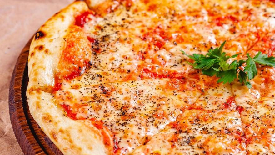 Πίτσα μαργαρίτα με σάλτσα ντομάτας και ρίγανη