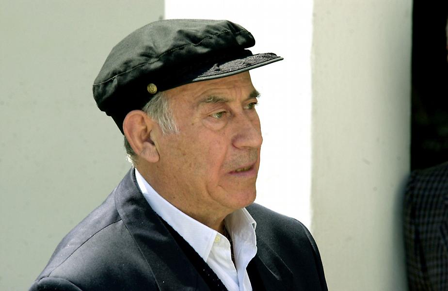 Blast from the past: Όταν ο Θανάσης Βέγγος έκοβε βασιλόπιτα στα γυρίσματα του Παπατρέχα