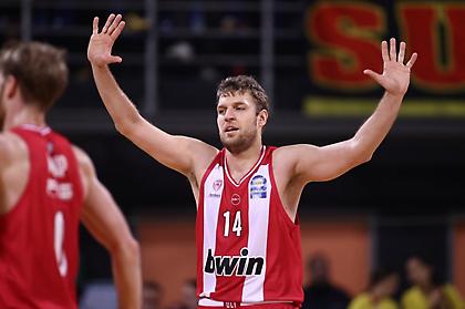 Βεζένκοφ: «Δύσκολο να ανταποκριθείς σε συνεχόμενα παιχνίδια»-Τι είπε για την αγάπη του Φουρνιέ για τα τρίγωνα