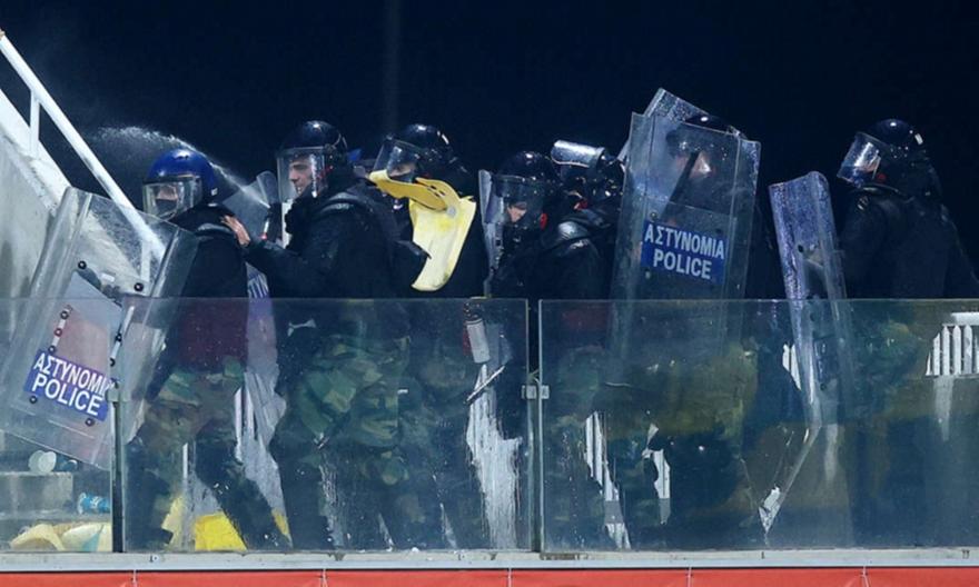 Σοβαρά επεισόδια μεταξύ οπαδών της Ανόρθωσης και αστυνομίας - Καταγγελίες για χρήση σπρέι σε παιδιά και γονείς
