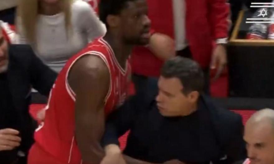 Απίστευτο ξέσπασμα Ιτούδη: Μπήκε έξαλλος στο παρκέ και κινήθηκε απειλητικά προς τους διαιτητές!