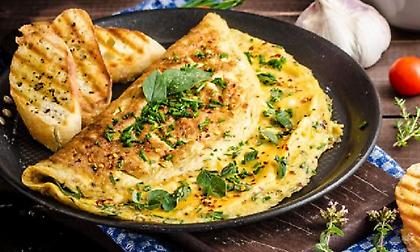 Ομελέτα «φάκελος» με κεφαλογραβιέρα και μυρωδικά