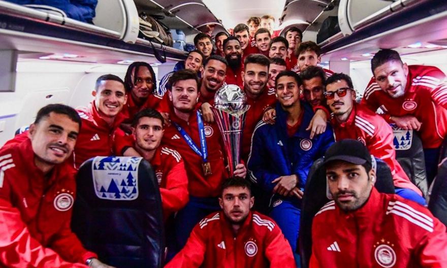 Η πανηγυρική ανάρτηση του Ολυμπιακού με την κούπα του Betsson Super Cup στο αεροπλάνο της επιστροφής!