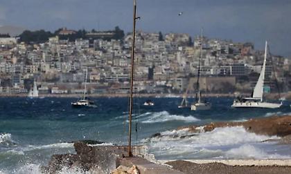 Καιρός: Θυελλώδεις άνεμοι, καταιγίδες και αφρικανική σκόνη στο προσκήνιο