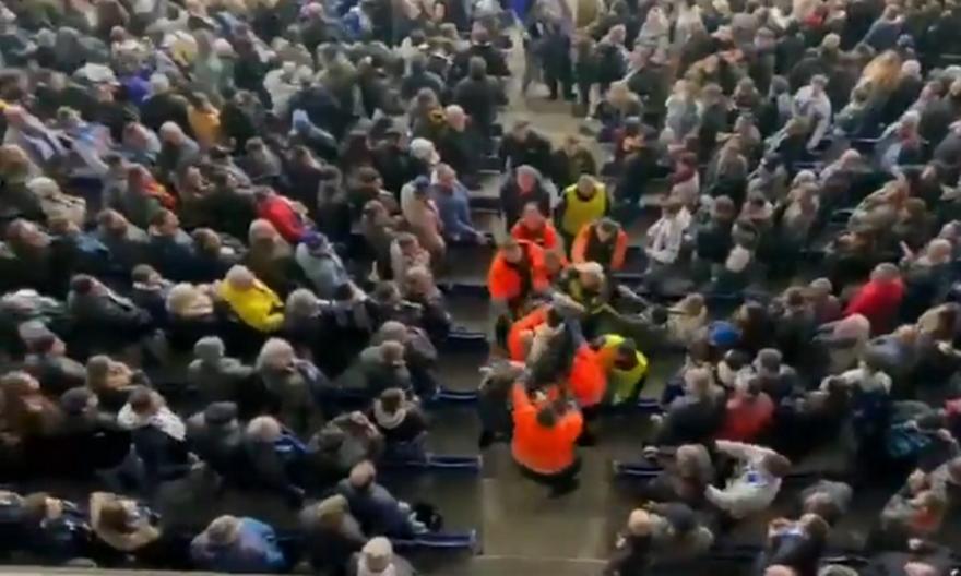 Απίστευτο σκηνικό στο Εσπανιόλ-Μπαρτσελόνα: Χρειάστηκαν 6-7 σεκιούριτι για να απομακρύνουν μαινόμενο οπαδό