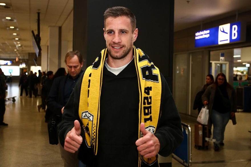 Τελειώνει με Βάργκα και προχωράει για χαφ η ΑΕΚ