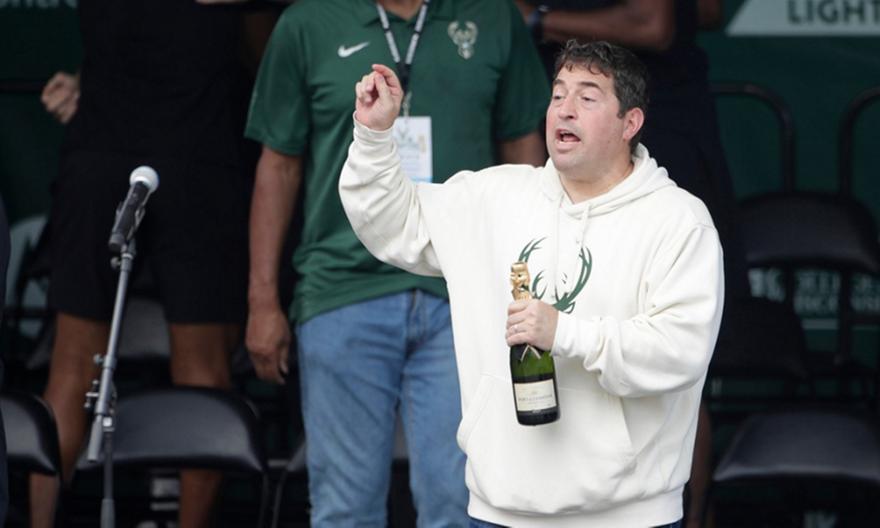 Τέλος εποχής στους Μπακς: Αποχώρησε ο άνθρωπος-κλειδί για την παραμονή του Αντετοκούνμπο στο Μιλγουόκι!