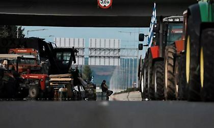 Δεν υποχωρούν οι αγρότες στο μπλόκο της Νίκαιας - Κλείνει στις 12 το μεσημέρι η αερογέφυρα, στο ρεύμα προς Θεσσαλονίκη