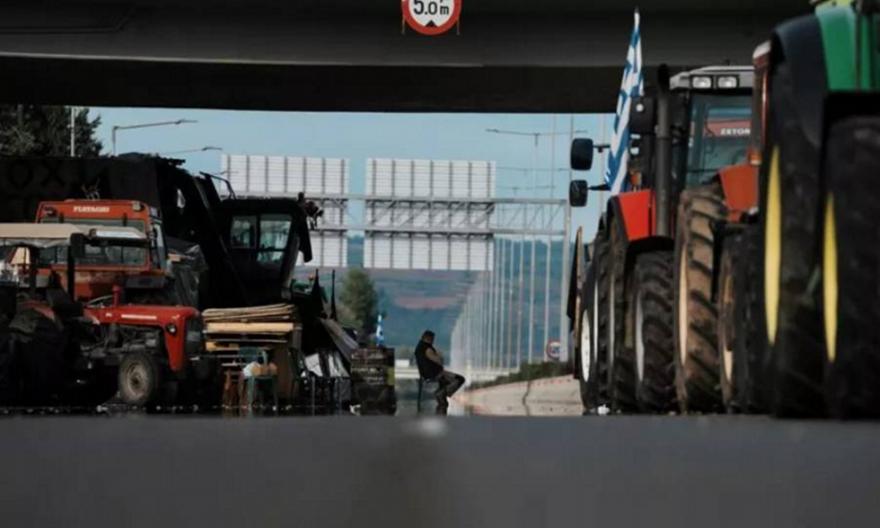 Δεν υποχωρούν οι αγρότες στο μπλόκο της Νίκαιας - Κλείνει στις 12 το μεσημέρι η αερογέφυρα, στο ρεύμα προς Θεσσαλονίκη