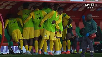 Τρομερά πράγματα στο Κύπελλο Εθνών Αφρικής: Παίκτες του Μπενίν μετατράπηκαν σε… κουρτίνα για να αλλάξει συμπαίκτης τους