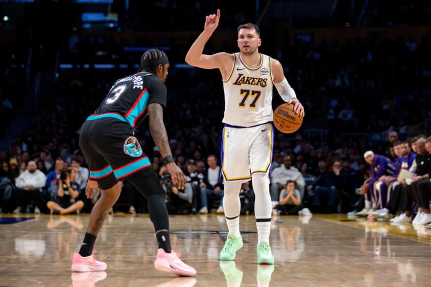 Με σόου Ντόντσιτς και Τζέιμς, οι Λέικερς λύγισαν το Μέμφις