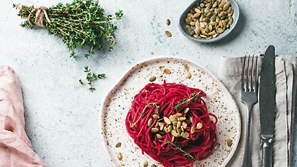 Σπαγγέτι με πέστο παντζαριού, κολοκυθόσπορο και θυμάρι