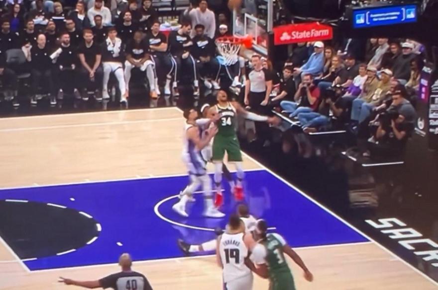 Το σπρώξιμο του Σρέντερ στον Γιάννη και η αντίδραση του Θανάση