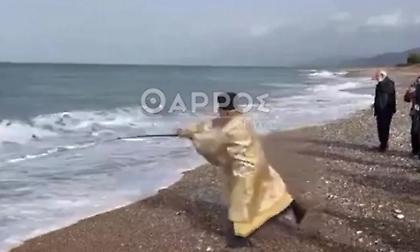 Ευρηματικός ιερέας στη Μεσσηνία: Έριξε τον Σταυρό στη θάλασσα με καλάμι ψαρέματος!