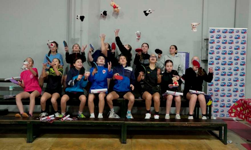 Γεμάτο χαμόγελα και χρώμα το φινάλε στο Christmas Girls’ Training Camp πινγκ πονγκ