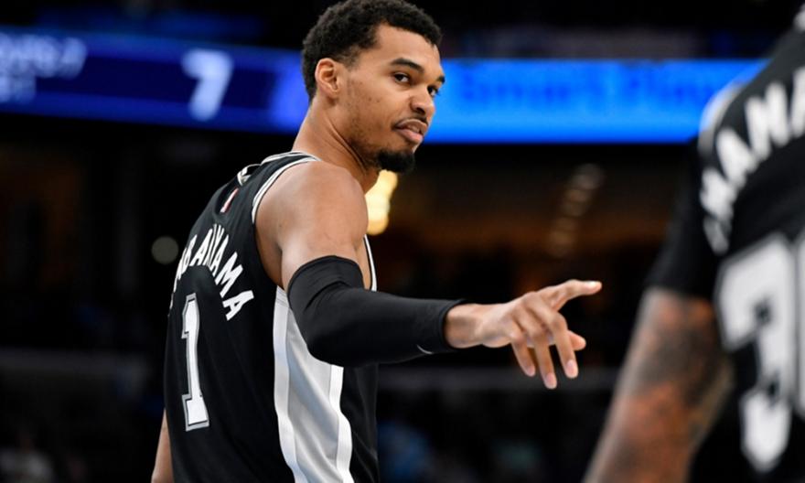 Καρατέκα ο Γουενμπανιάμα - Κλώτσησε μπάλες που είχαν κολλήσει στο καλάθι