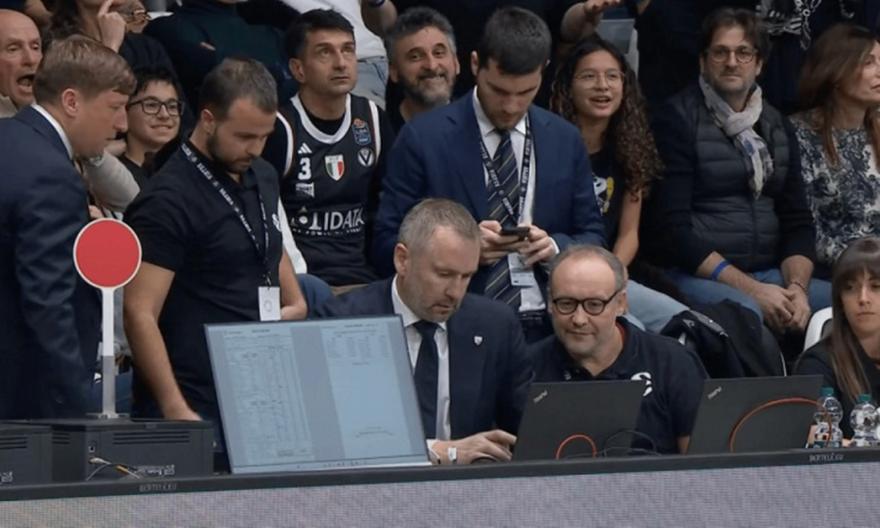 Ένσταση της Ζάλγκιρις για την παρουσία καθαριστών στο παρκέ την ώρα του αγώνα με τη Βίρτους!