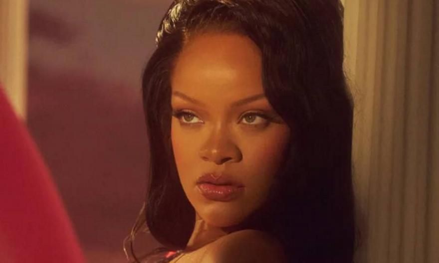 Φωτιά… στον Άγιο Βαλεντίνο βάζει η Ριάνα