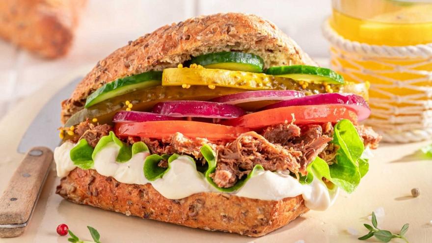 Ελαφρύ σάντουιτς με σιγομαγειρεμένο μοσχάρι (pulled beef)