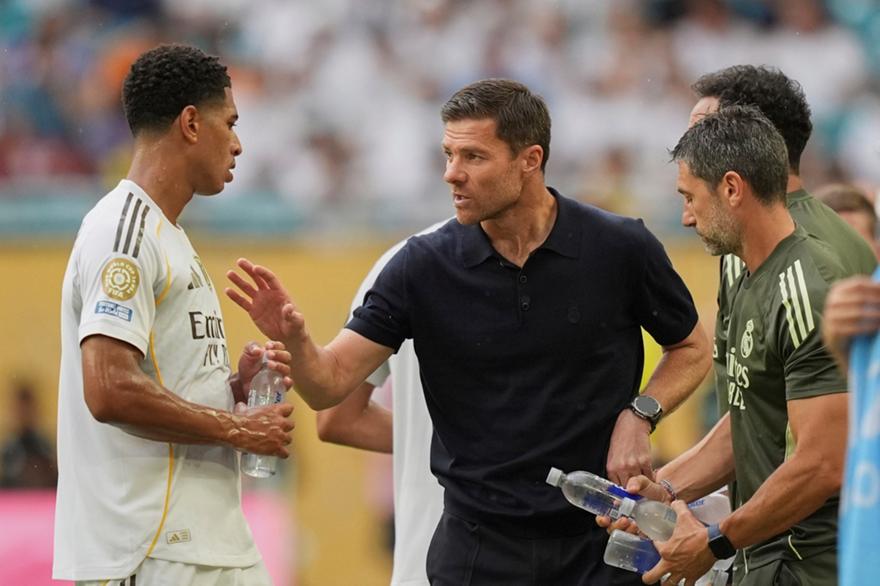 Στο πλευρό του Αλόνσο ο Μπέλιγχαμ: «Είμαστε όλοι ενωμένοι και στηρίζουμε τον προπονητή μας»