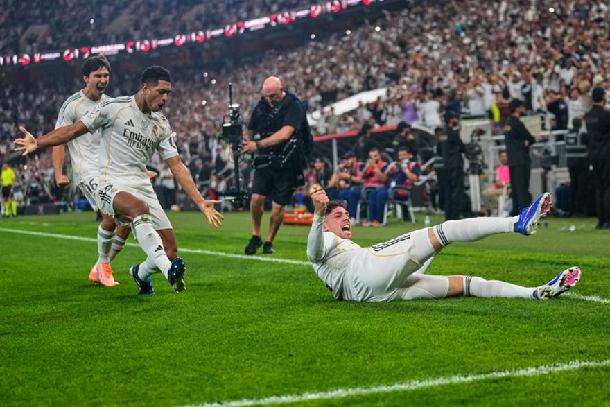 Ξετίναξε τα δίχτυα του Όμπλακ ο Βαλβέρδε με μυθικό φάουλ για το προβάδισμα της Ρεάλ Μαδρίτης!