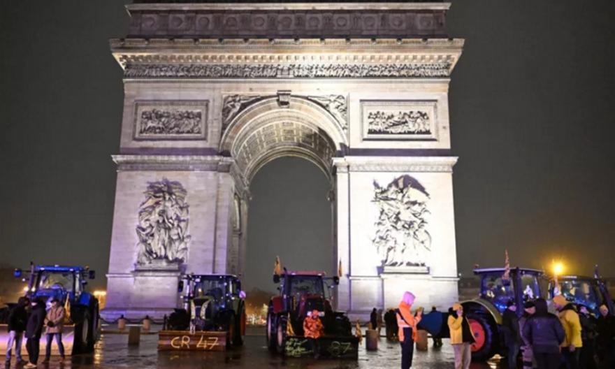 Αγρότες στο Παρίσι, τρακτέρ στην Αψίδα του Θριάμβου - Διαμαρτύρονται για τη συμφωνία Mercosur