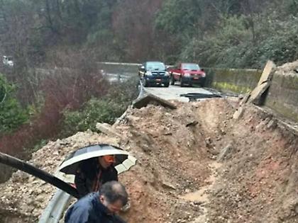 Ανεμοστρόβιλος στο Καλπάκι Ιωαννίνων «σήκωσε» ολόκληρη πτηνοτροφική μονάδα - Φόβοι για πλημμύρες στην Ήπειρο