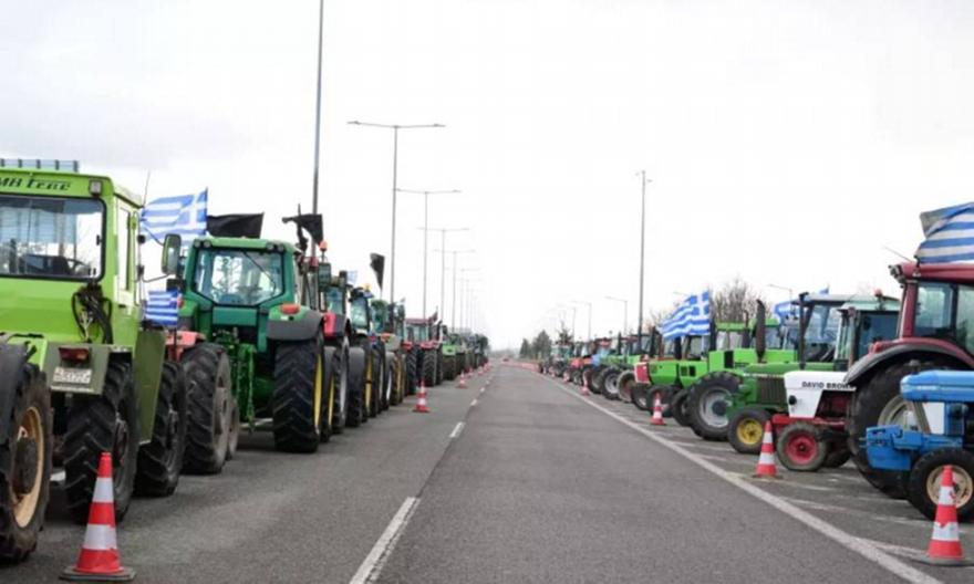 Μπαράζ αποκλεισμών από τα αγροτικά μπλόκα - Κλείνουν Αθηνών - Λαμίας, Τέμπη, Ιόνια Οδό και τελωνεία