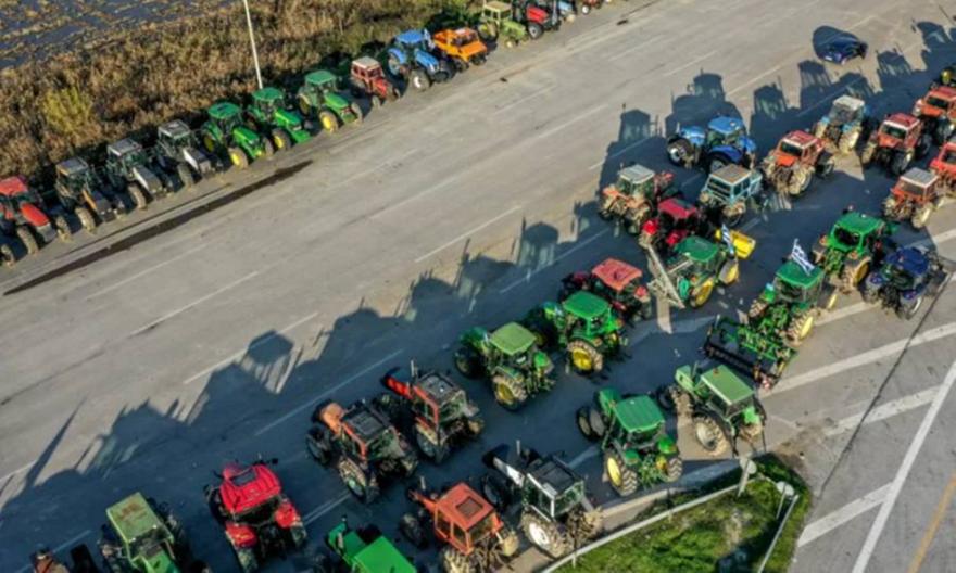 Με μπαράζ αποκλεισμών απαντούν οι αγρότες στα μέτρα της κυβέρνησης