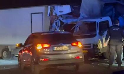 Σφοδρή σύγκρουση δύο φορτηγών στη Λεωφόρο Κηφισού - Δυσχέρεια στην κυκλοφορία