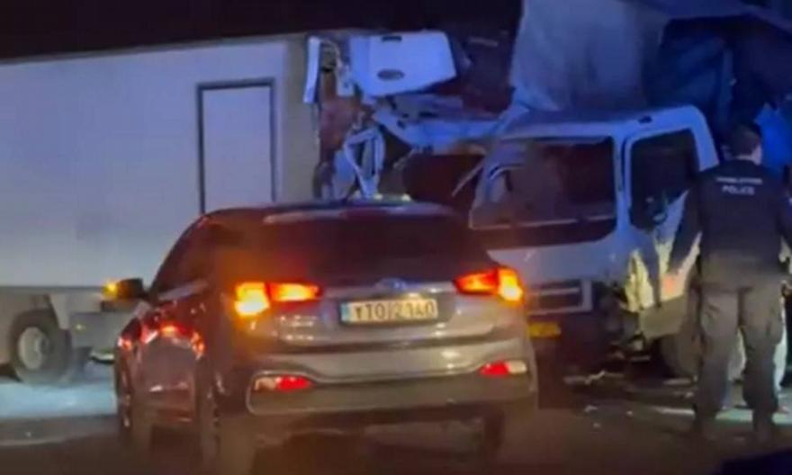 Σφοδρή σύγκρουση δύο φορτηγών στη Λεωφόρο Κηφισού - Δυσχέρεια στην κυκλοφορία