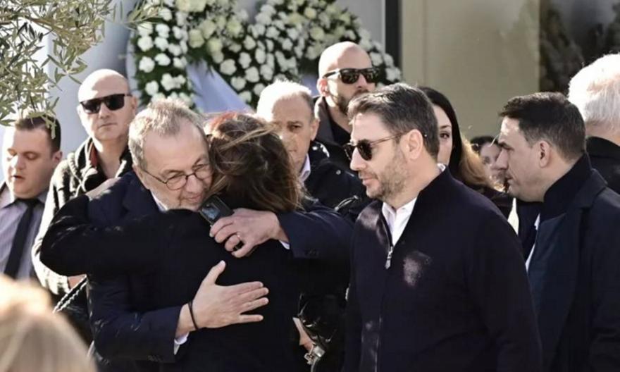 Θλίψη στο «τελευταίο αντίο» στον Γιώργο Παπαδάκη