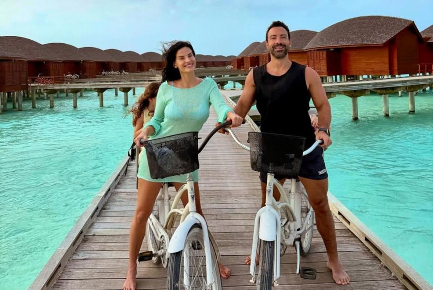 Χριστίνα Μπόμπα: Η ερωτική σχέση με τον Σάκη Τανιμανίδη, το ενδεχόμενο τρίτου παιδιού και η αντίδραση των διδύμων